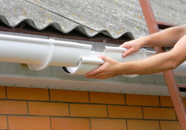 Gutter Hanging in Miami